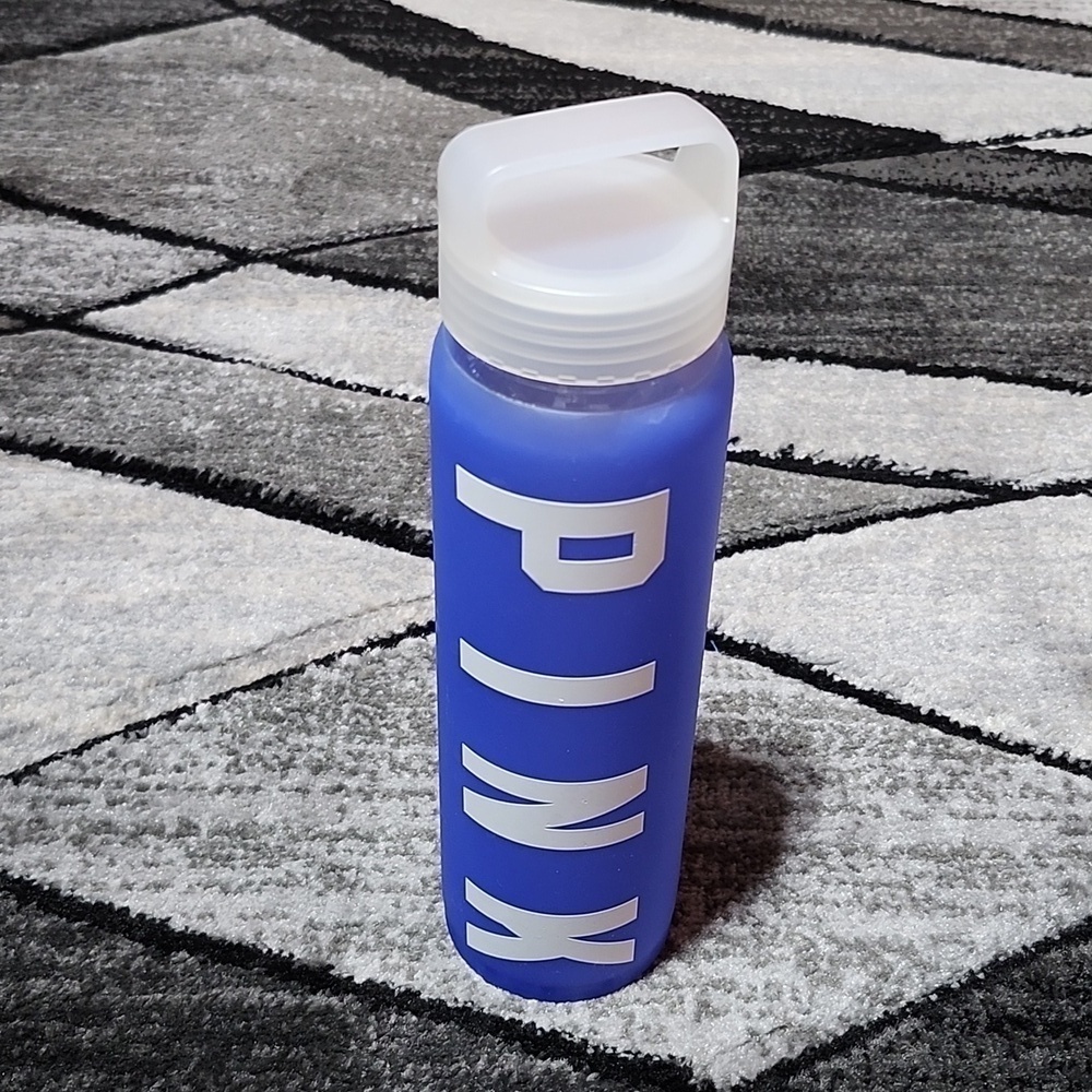 VINTAGE VS PINK 20 OZ GLASS WATER BOTTLE BLUE SILICONE LOGO SLEEVE